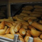 A cotação do dólar e seu impacto no preço do pãozinho Como a cotação do dólar influencia o preço do pãozinho ao azeite