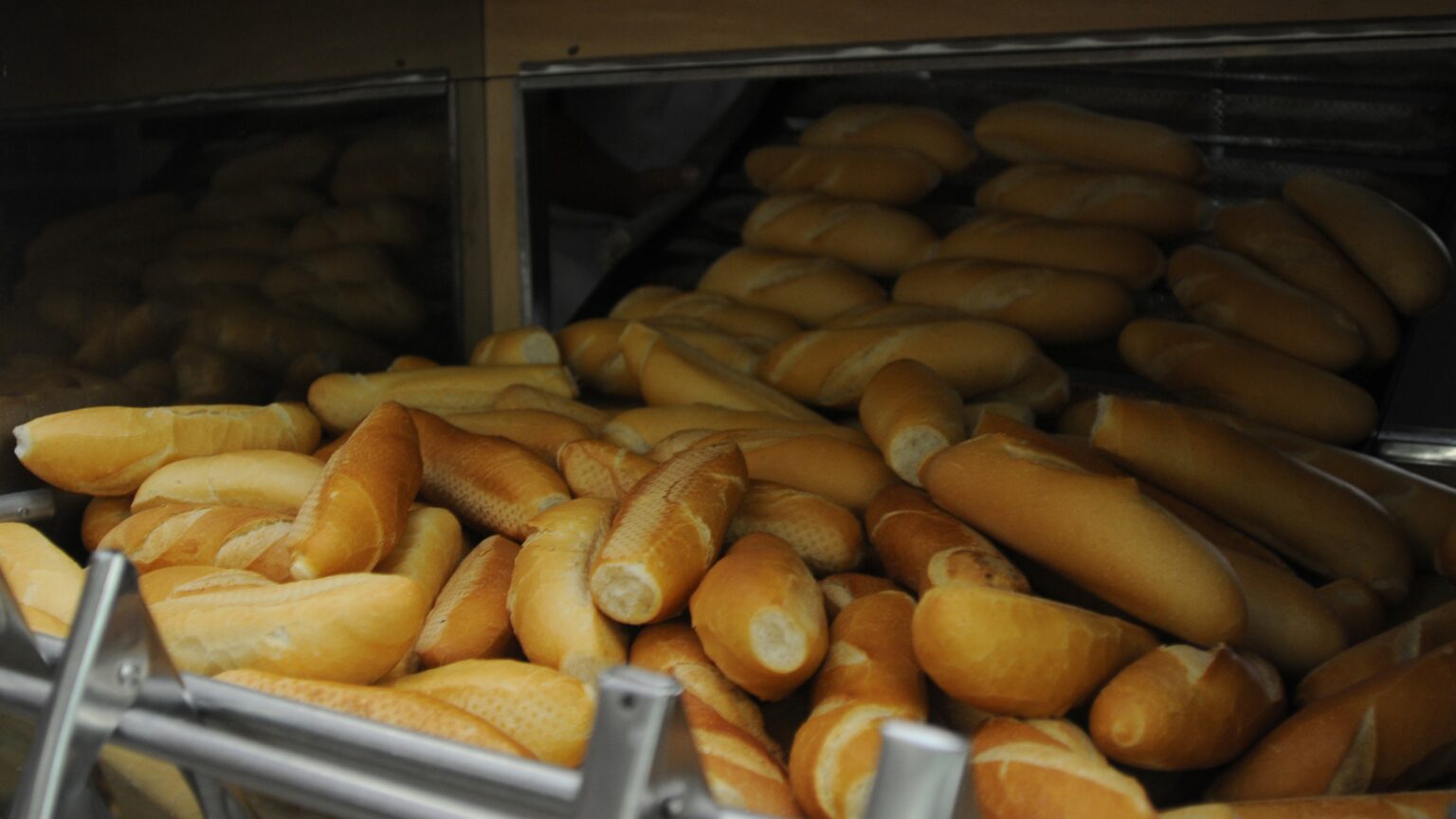 Como a cotação do dólar influencia o preço do pãozinho ao azeite