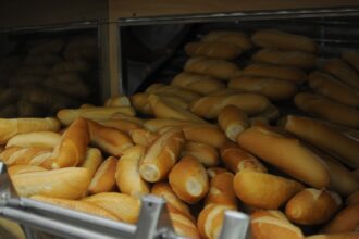 Como a cotação do dólar influencia o preço do pãozinho ao azeite