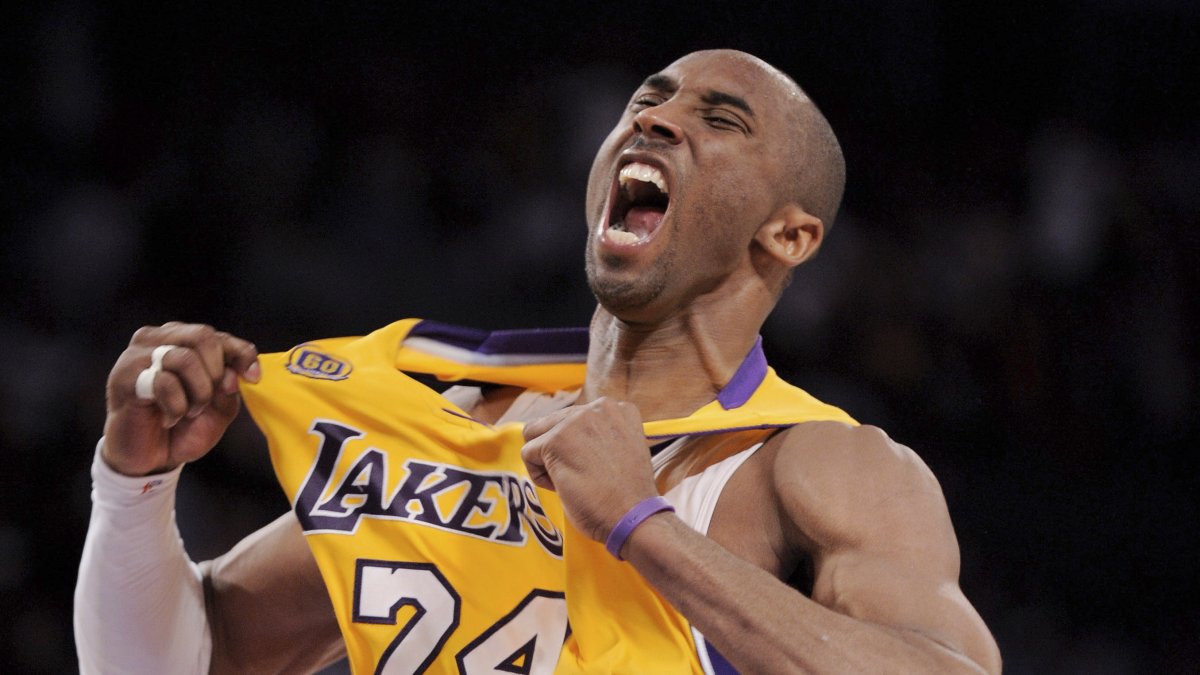 Seis anos após sua morte, legado de Kobe Bryant permanece forte Los Angeles Lakers guard Kobe Bryant reacts after making a three-point shot during the second half of Game 2 of a first-round NBA playoff basketball game against the Denver Nuggets, Los Angeles, U.S., April 23, 2008. (AP Photo)