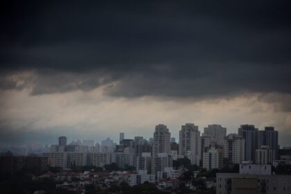 Defesa Civil emite, pela 1ª vez, alerta extremo para celulares na capital paulista