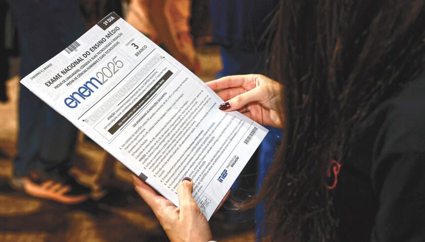 Notas de corte sobem com nova aceitação do Enem Notas de corte aumentam em meio à mudança para aceitar pontuação das últimas três edições do Enem
