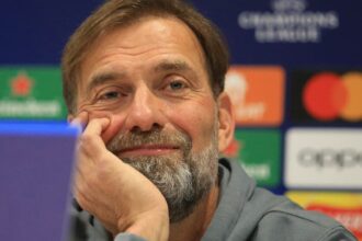 Xabi Alonso observa treino do Real Madrid às vésperas da estreia no Mundial de Clubes