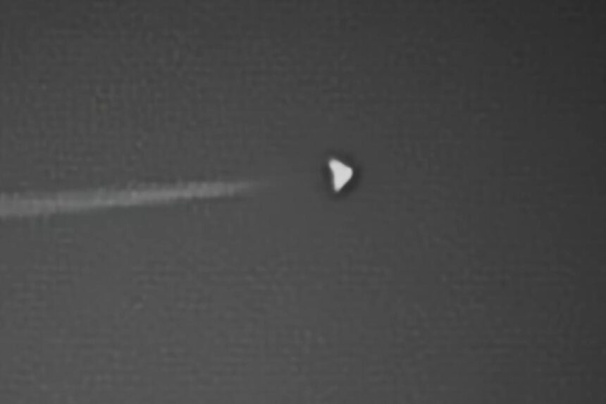 Aeronave em forma de 'Dorito' avistada sobre a Área 51 Mysterious 'Dorito-shaped' aircraft spotted flying at night over Area 51
