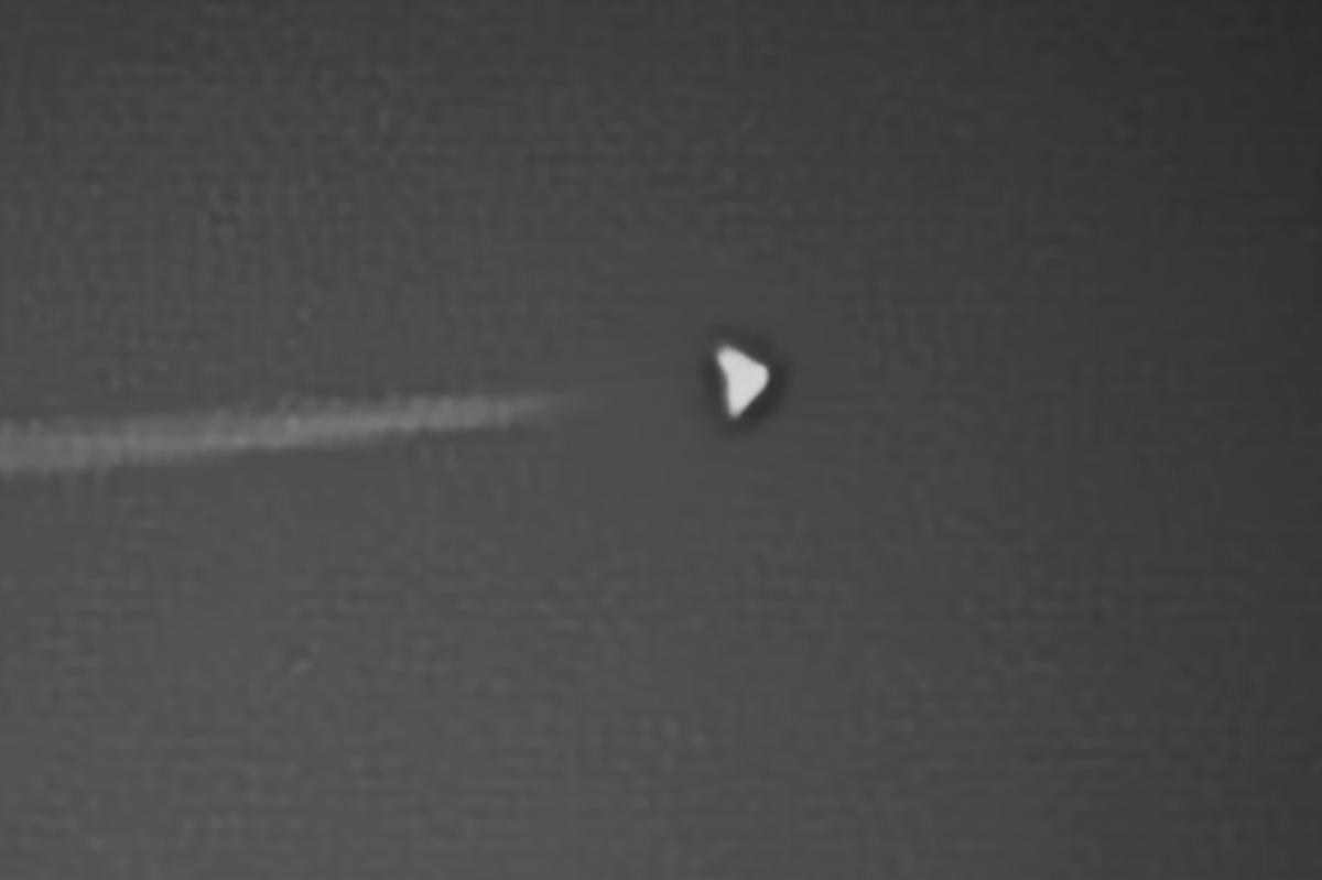 Aeronave em forma de 'Dorito' avistada sobre a Área 51 Mysterious 'Dorito-shaped' aircraft spotted flying at night over Area 51