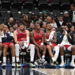 3 de janeiro de 2026; Inglewood, Califórnia, EUA; Os jogadores do LA Clippers assistem do banco durante o quarto período contra o Boston Celtics no Intuit Dome. Crédito obrigatório: Kirby Lee-Image Images