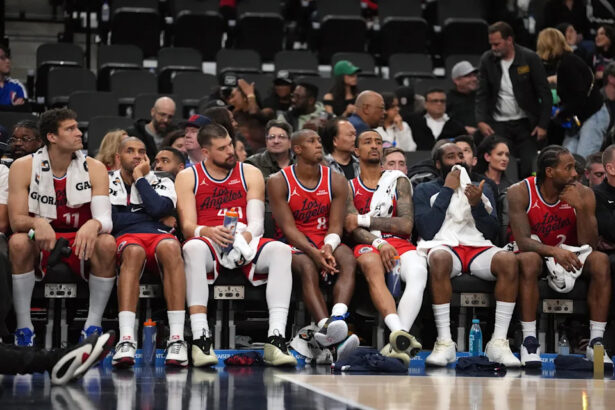 3 de janeiro de 2026; Inglewood, Califórnia, EUA; Os jogadores do LA Clippers assistem do banco durante o quarto período contra o Boston Celtics no Intuit Dome. Crédito obrigatório: Kirby Lee-Image Images