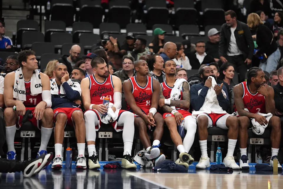 3 de janeiro de 2026; Inglewood, Califórnia, EUA; Os jogadores do LA Clippers assistem do banco durante o quarto período contra o Boston Celtics no Intuit Dome. Crédito obrigatório: Kirby Lee-Image Images