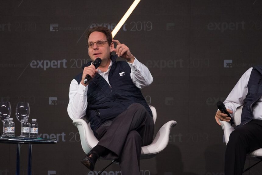 Adam Capital prevê Selic a 15% em 2026, desafiando consenso