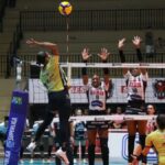 Atleta do Mackenzie atacando bola por cima da rede sobre o Bauru na Superliga Feminina 202526