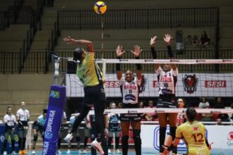 Atleta do Mackenzie atacando bola por cima da rede sobre o Bauru na Superliga Feminina 202526