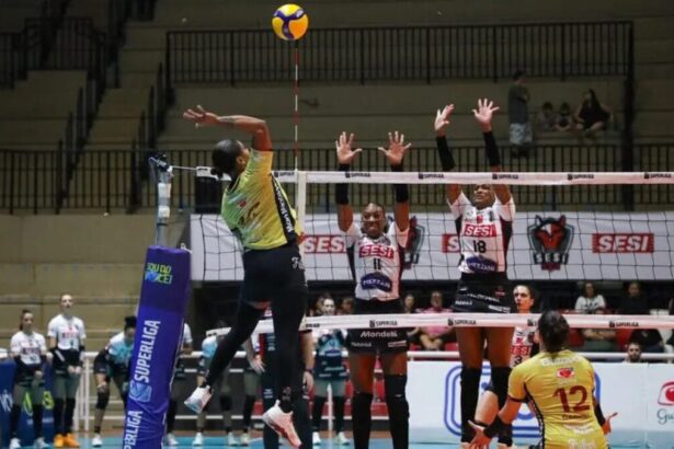 Atleta do Mackenzie atacando bola por cima da rede sobre o Bauru na Superliga Feminina 202526