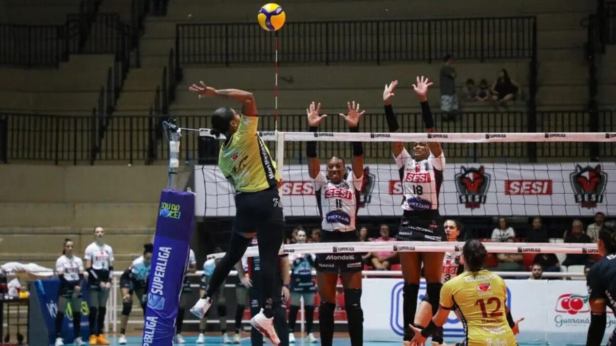 Atleta do Mackenzie atacando bola por cima da rede sobre o Bauru na Superliga Feminina 202526