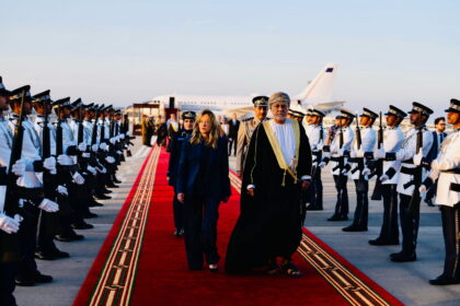 Muscat, Tokyo, Seul. La missione globale di Meloni secondo Pelanda