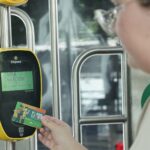 Cadastramento do passe livre estudantil 2026 começa hoje Estudante passando o cartão do Passe Livre Estudantil