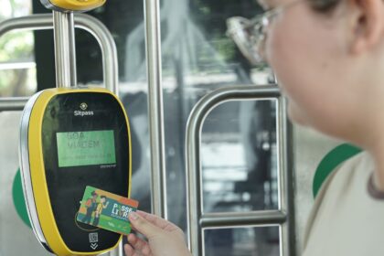 Cadastramento do passe livre estudantil 2026 começa hoje Estudante passando o cartão do Passe Livre Estudantil