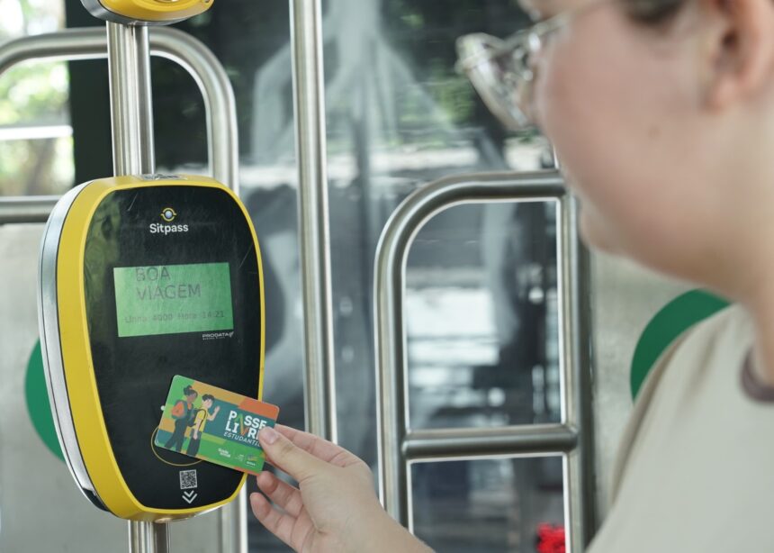 Cadastramento do passe livre estudantil 2026 começa hoje Estudante passando o cartão do Passe Livre Estudantil