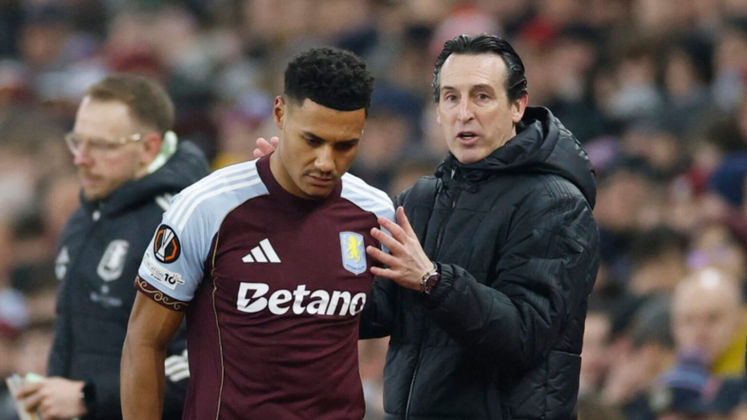 Aston Villa perde Ollie Watkins por lesão em partida irrelevante Aston Villa suffer huge blow to title hopes as Ollie Watkins limps off with hamstring injury in 'meaningless' match