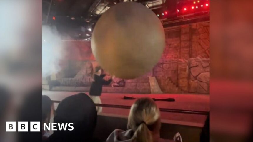 Integrante da Disney machucado ao impedir a queda de boulder de 180 kg Disney World cast member hurt stopping 180-kg fake boulder from hitting audience