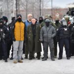 Casaco de comandante anti-imigração gera polêmica por semelhança com nazismo Casaco de comandante de ações anti-imigração vira símbolo de disputa nos EUA por semelhança com uniforme nazista