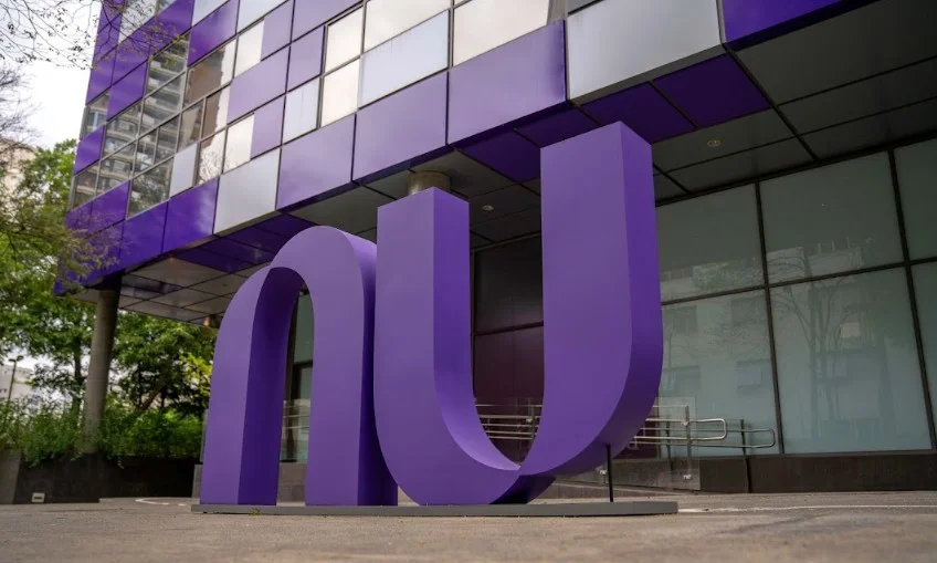Nubank é seguro? Especialistas desmentem rumores sobre falência Fachada do prédio do Nubank