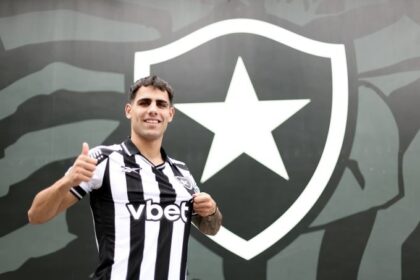 Botafogo contrata atacante uruguaio Lucas Villalba, ex-Nacional Mesmo sob transferban, Botafogo anuncia a contratação do atacante uruguaio Lucas Villalba, ex-Nacional