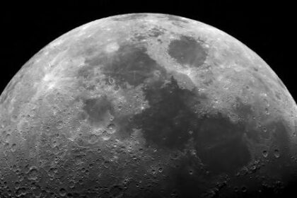 Imagem da superfície da Lua captada por um telescópio na Terra