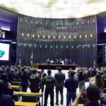 Edital do concurso para policial legislativo federal é publicado Pessoas reunidas no plenário