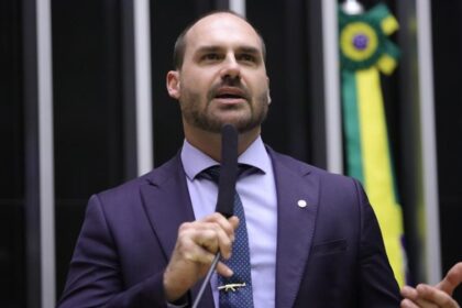 Eduardo Bolsonaro diz que 'vai lutar' para manter cargo na PF, mas afirma não ter 'condição' de voltar ao Brasil