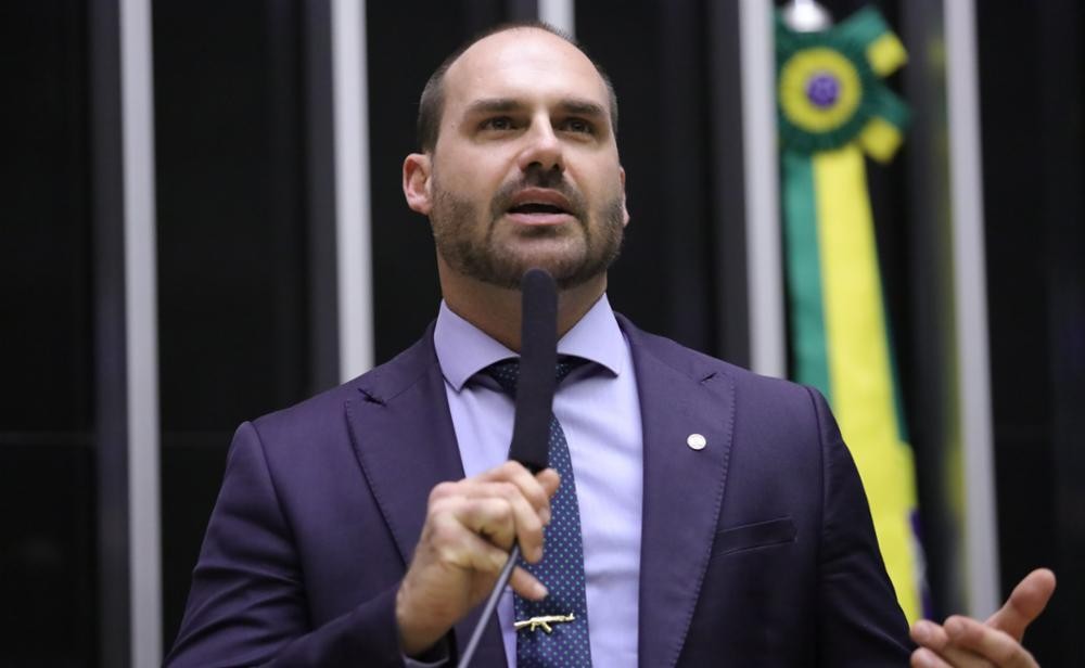 Eduardo Bolsonaro afirma que vai lutar por cargo na PF Eduardo Bolsonaro diz que 'vai lutar' para manter cargo na PF, mas afirma não ter 'condição' de voltar ao Brasil