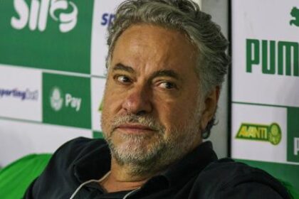 Torcedores estenderam faixas com frases favoráveis ao impeachment do atual presidente