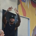 Léo Santana chega ao Bloco da Gold para dar início a desfile