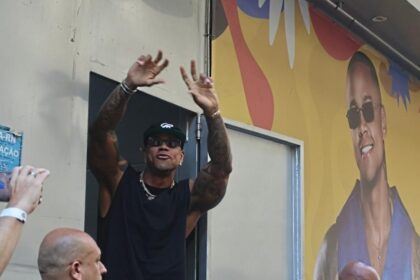 Léo Santana chega ao Bloco da Gold para dar início a desfile