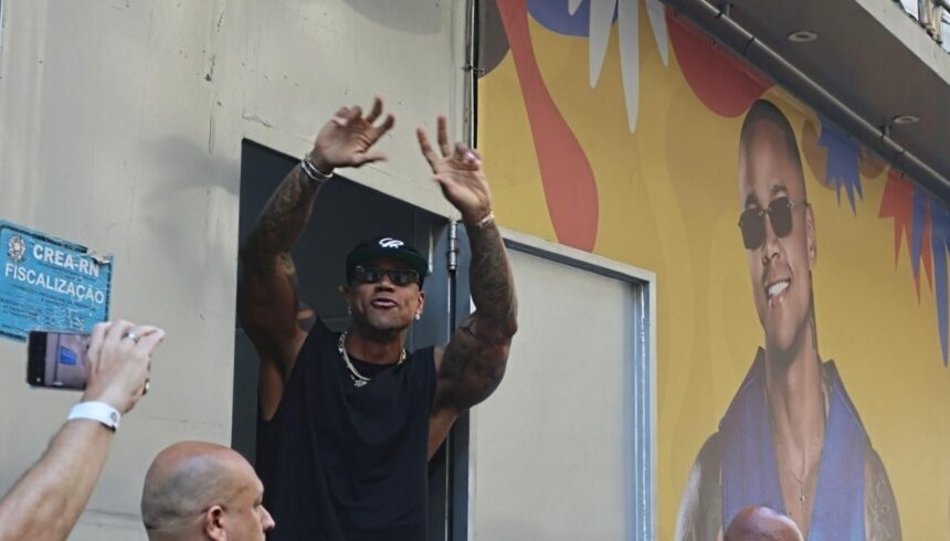 Léo Santana abre desfile no Bloco da Gold Léo Santana chega ao Bloco da Gold para dar início a desfile