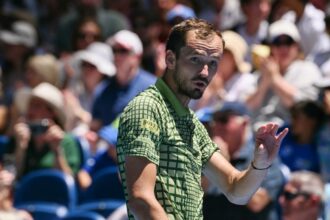 Medvedev vence batalha de 4 sets para avançar no Aberto da Austrália