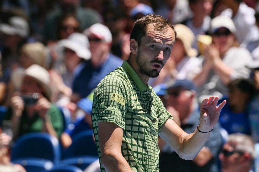 Medvedev supera adversário e avança no Aberto da Austrália Medvedev vence batalha de 4 sets para avançar no Aberto da Austrália