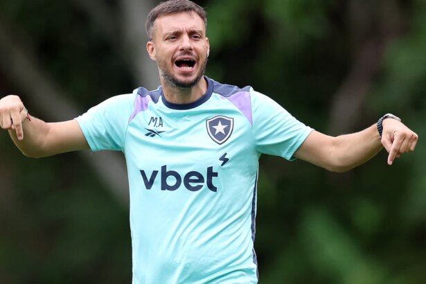 Martín Anselmi começa a esboçar Botafogo no 3-4-3, com Marçal e Newton na zaga, Allan e Correa