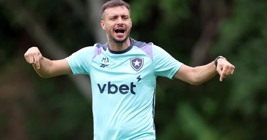 Martín Anselmi começa a esboçar Botafogo no 3-4-3, com Marçal e Newton na zaga, Allan e Correa