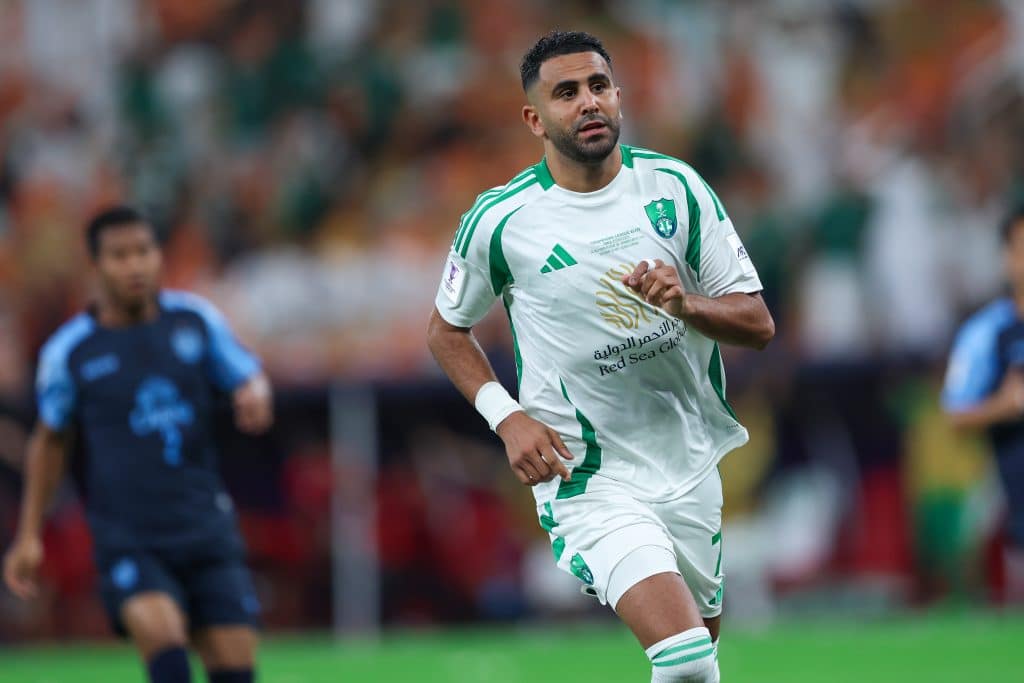 Riyad Mahrez em ação pelo Al-Ahli