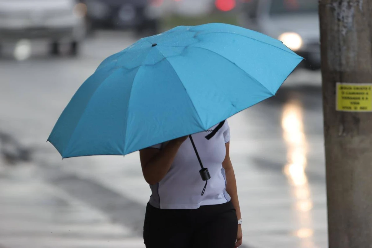 Salvador deve ter um dia com muitas nuvens com pancadas de chuva nesta terça-feira (27)