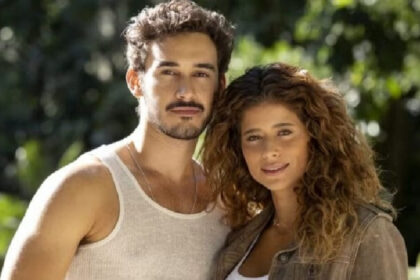 Agrado e João Raul abraçados em foto posada nos bastidores de Coração Acelerado