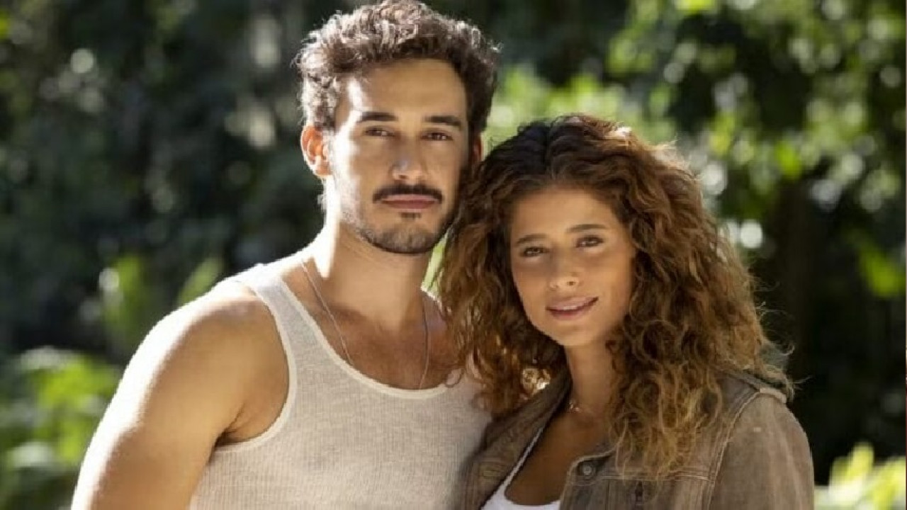 Agrado revela ser a garota que João Raul busca Agrado e João Raul abraçados em foto posada nos bastidores de Coração Acelerado