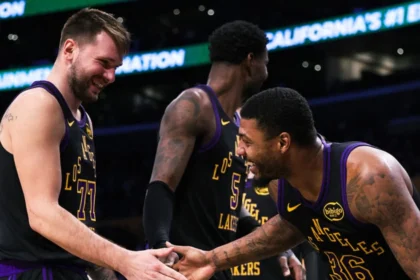 LeBron flerta com 'triple-double', e Lakers atropelam os Hawks na NBA