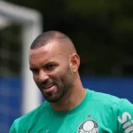 Palmeiras se incomoda com negociação entre Weverton e Grêmio; entenda