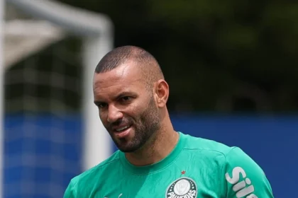 Palmeiras reage à negociação de Weverton com o Grêmio Palmeiras se incomoda com negociação entre Weverton e Grêmio; entenda