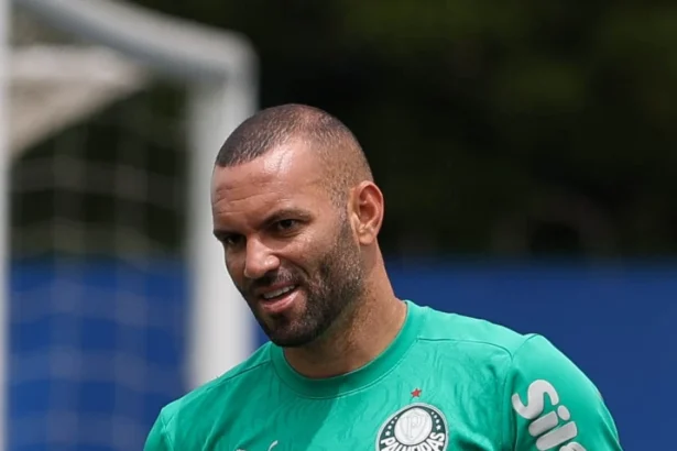 Palmeiras se incomoda com negociação entre Weverton e Grêmio; entenda