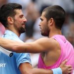 Australian Open 2026: Djokovic busca vitória em Melbourne contra Alcaraz Novak Djokovic and Carlos Alcaraz embrace after their 2025 US Open quarter-final