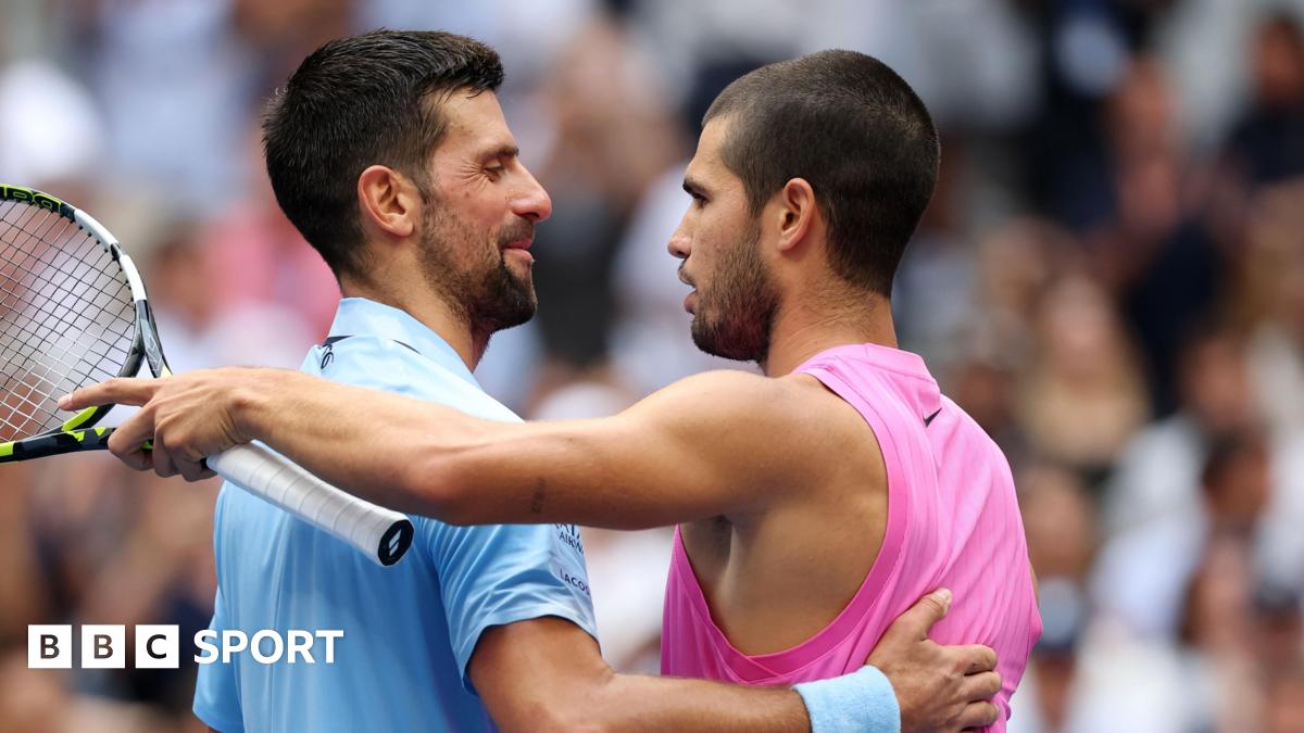 Australian Open 2026: Djokovic busca vitória em Melbourne contra Alcaraz Novak Djokovic and Carlos Alcaraz embrace after their 2025 US Open quarter-final