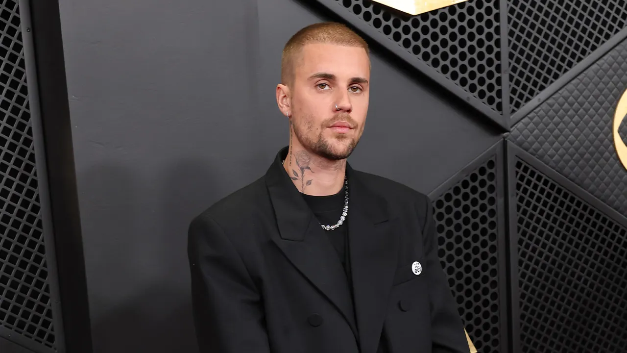 Justin Bieber se apresenta de roupa íntima no Grammy Justin Bieber performs in underwear, Trevor Noah slams Nicki Minaj and Trump at Grammys